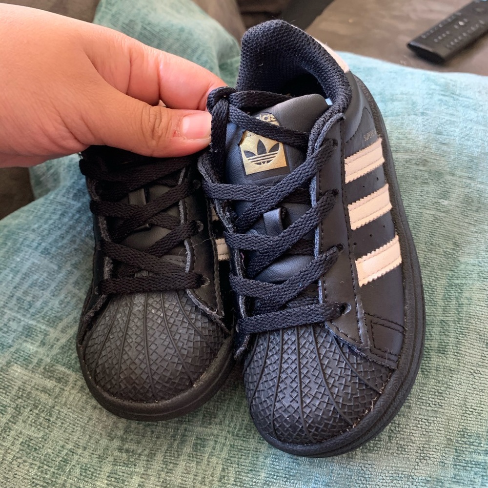 Black Adidas superstar